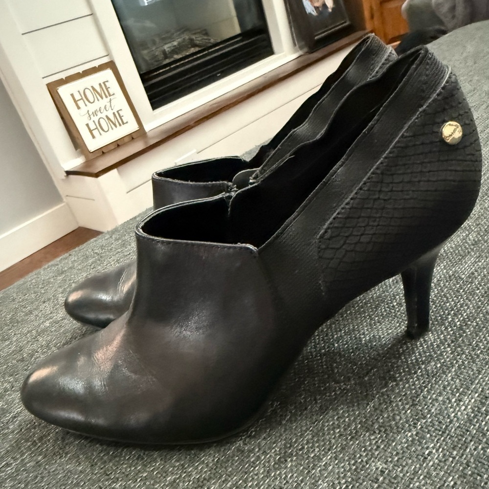 Calvin Klein Elegant Black Heeled zipper Ankle Heels size 8 or 8.5 GUC